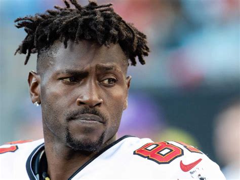 Antonio Brown goes after media following video of exposing。